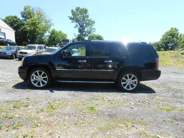 GMC Yukon XL 2011 photo 3