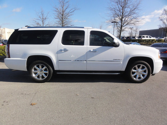 GMC Yukon XL 2011 photo 1