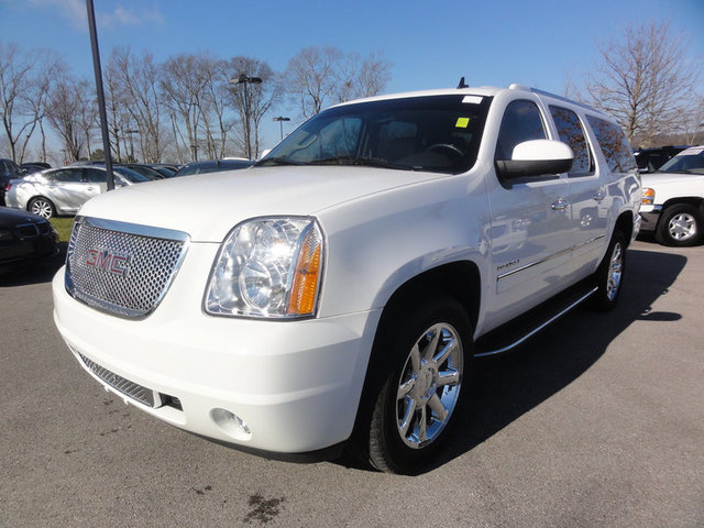 GMC Yukon XL 2011 photo 2