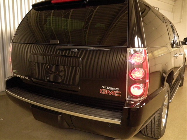 GMC Yukon XL 2011 photo 1