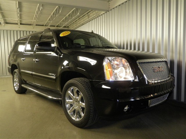 GMC Yukon XL 2011 photo 2