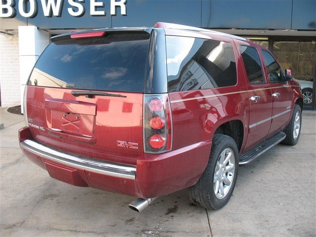 GMC Yukon XL 2011 photo 1