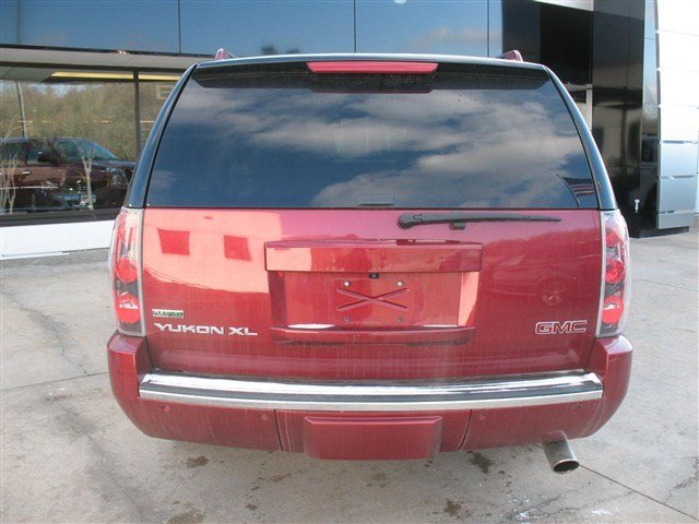 GMC Yukon XL 2011 photo 2