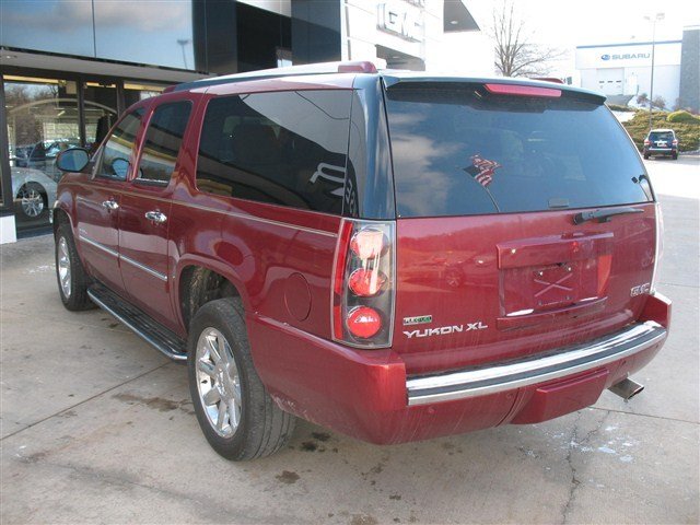 GMC Yukon XL 2011 photo 4