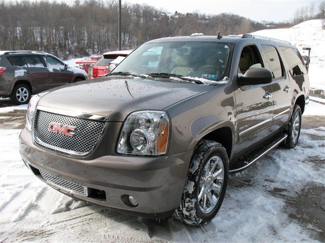 GMC Yukon XL 2012 photo 2