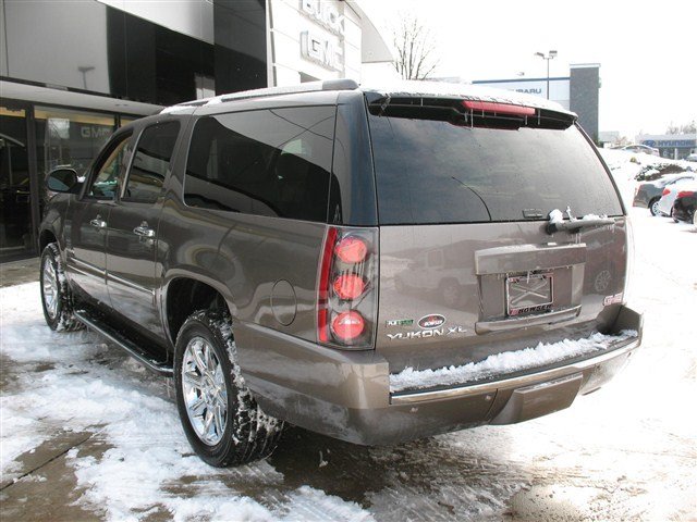 GMC Yukon XL 2012 photo 4