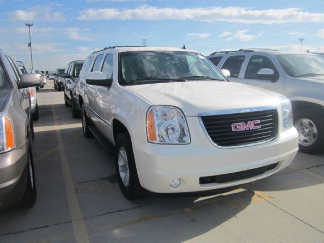 GMC Yukon XL 2013 photo 2