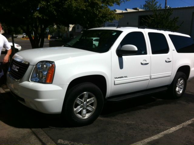 GMC Yukon XL 2013 photo 1