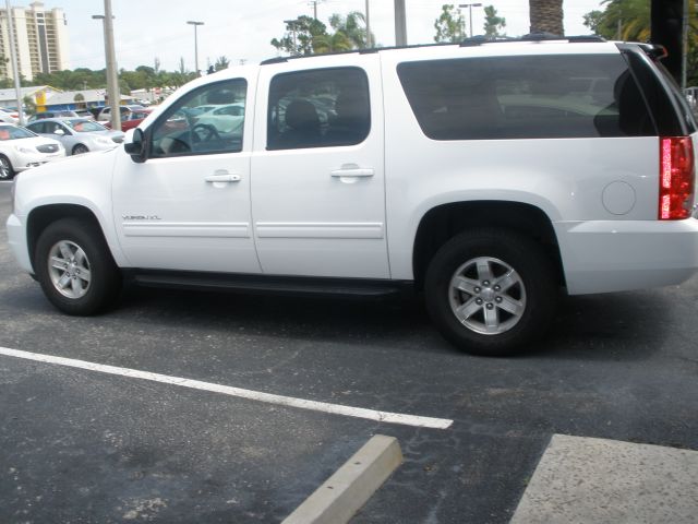 GMC Yukon XL 2013 photo 2