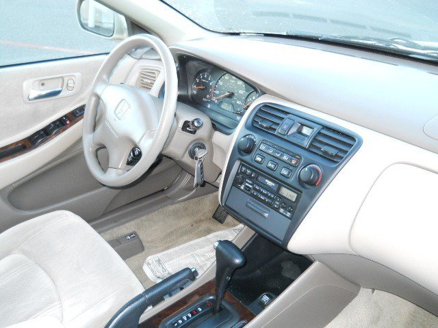 Honda Accord 2000 photo 4