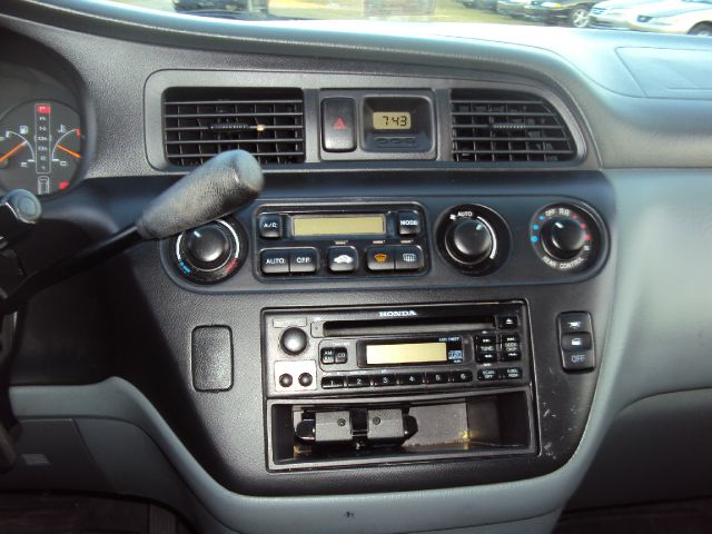 Honda Odyssey 2001 photo 2