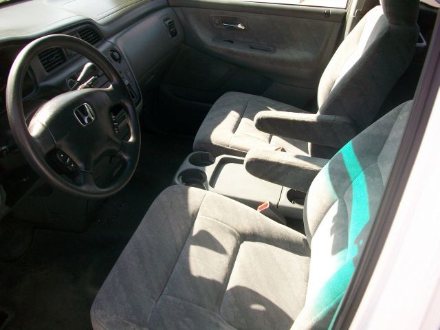 Honda Odyssey 2003 photo 2