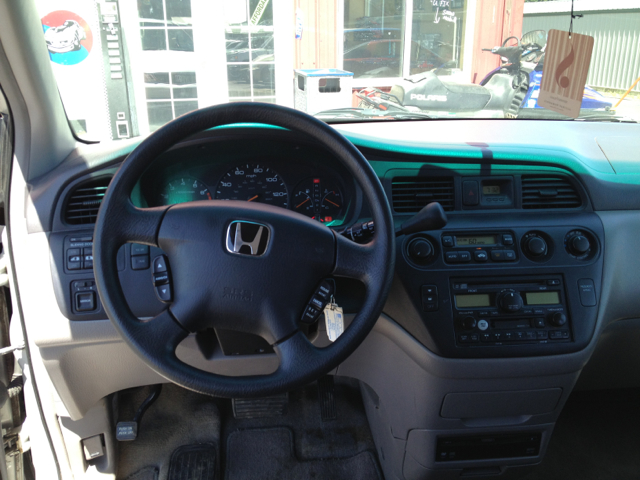 Honda Odyssey 2004 photo 2