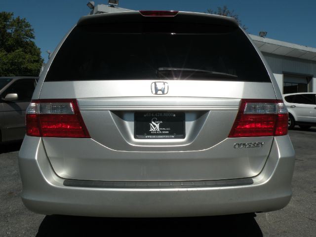 Honda Odyssey 2005 photo 2