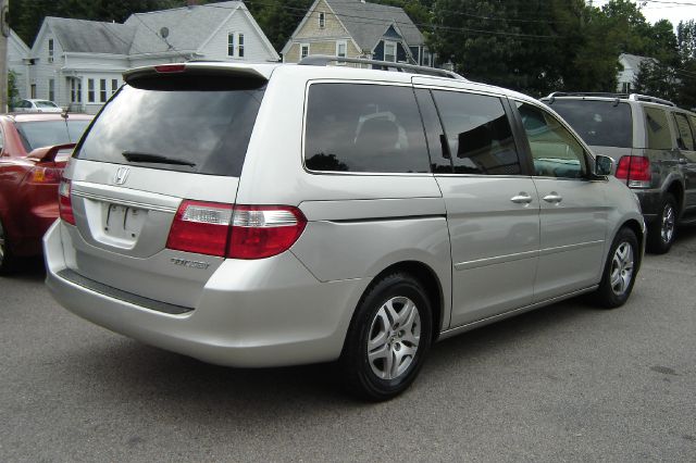 Honda Odyssey 2005 photo 2