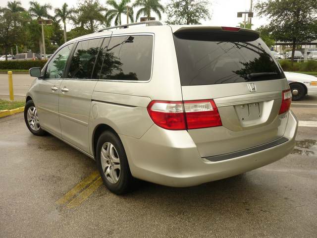 Honda Odyssey 2005 photo 2