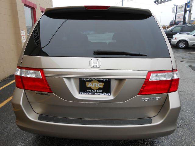 Honda Odyssey 2005 photo 2