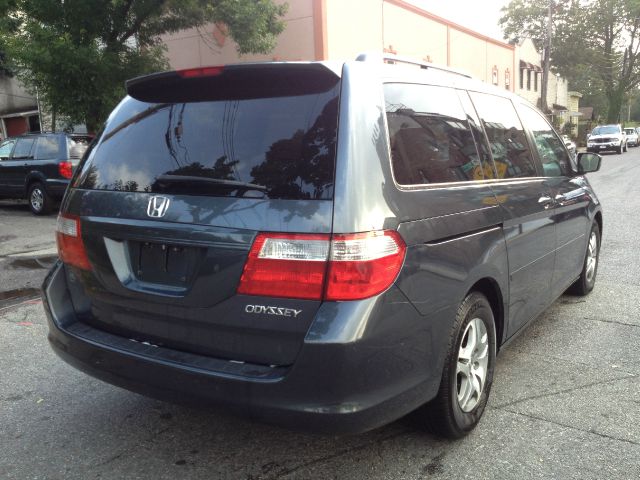 Honda Odyssey 2005 photo 2