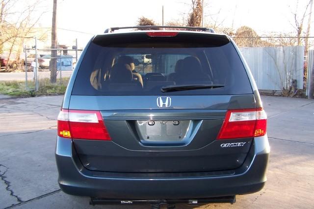 Honda Odyssey 2005 photo 2