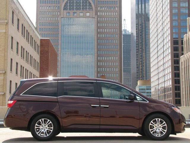 Honda Odyssey 2011 photo 2