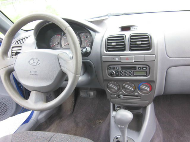 Hyundai Accent 2001 photo 4