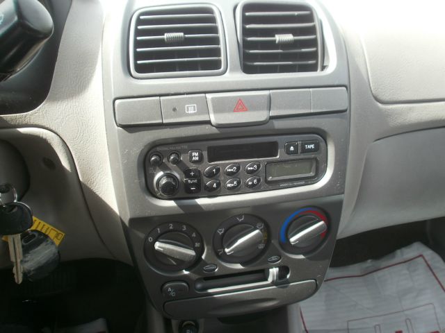 Hyundai Accent 2001 photo 6