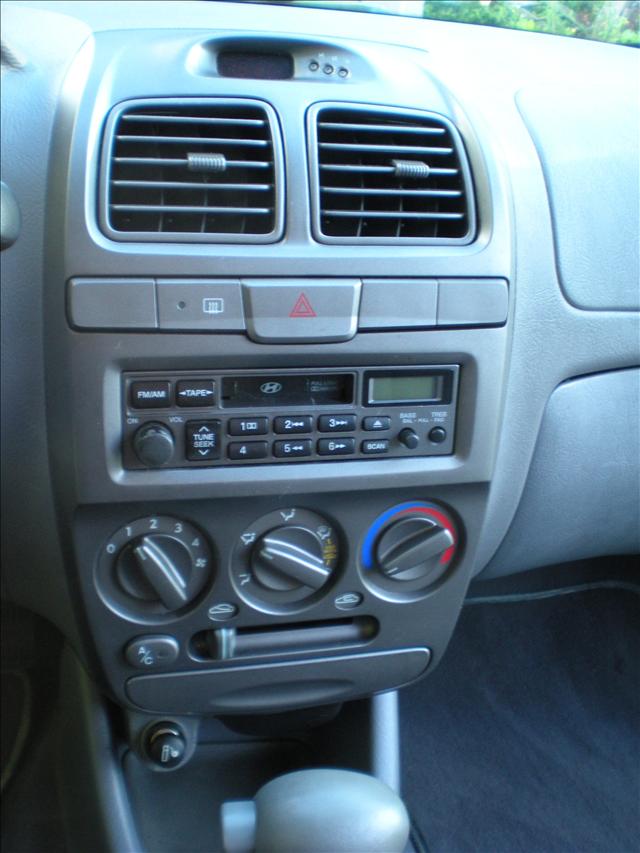 Hyundai Accent 2002 photo 4