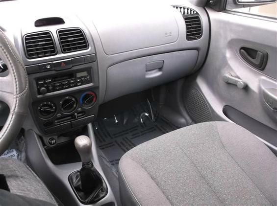 Hyundai Accent 2003 photo 2