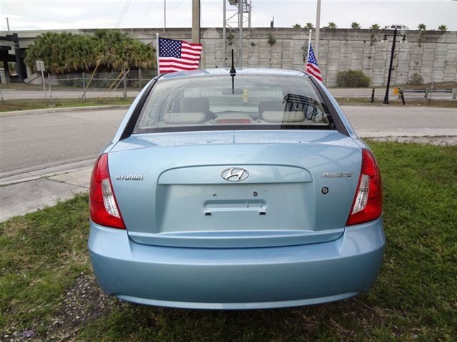 Hyundai Accent 2009 photo 2