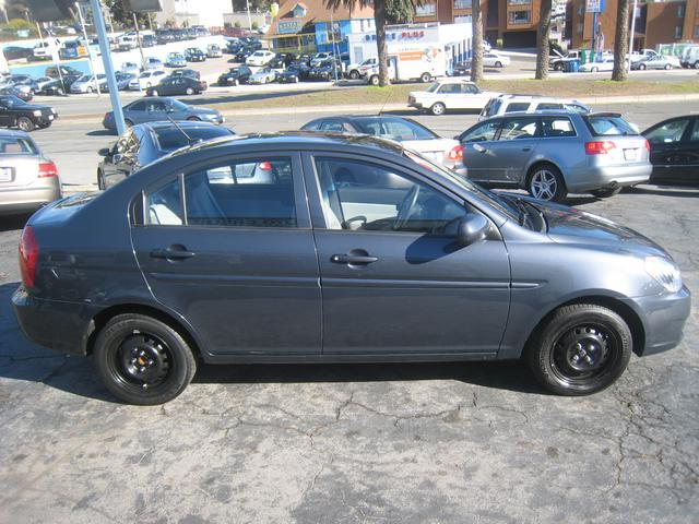 Hyundai Accent 2010 photo 3