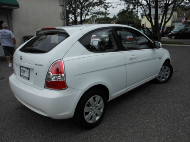 Hyundai Accent 2010 photo 2