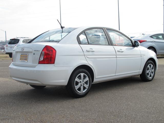 Hyundai Accent 2010 photo 2