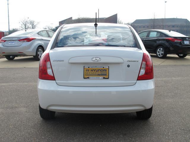 Hyundai Accent 2010 photo 4