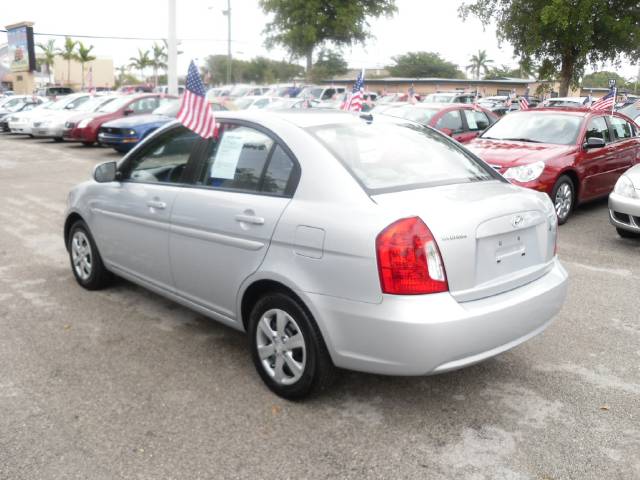 Hyundai Accent 2010 photo 2