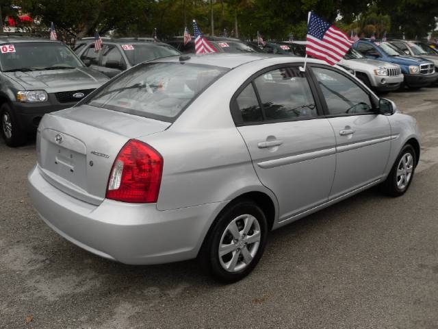 Hyundai Accent 2010 photo 3