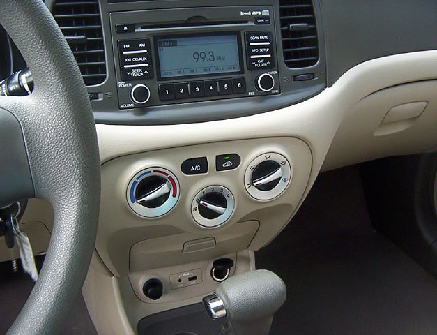 Hyundai Accent 2010 photo 1