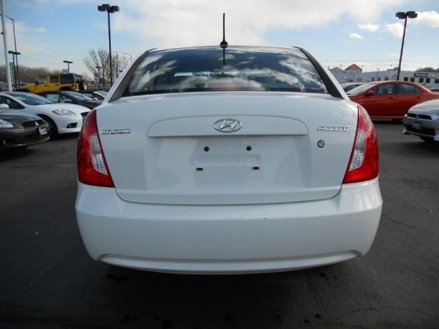 Hyundai Accent 2010 photo 2