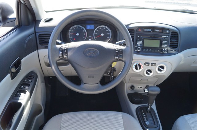 Hyundai Accent 2011 photo 3