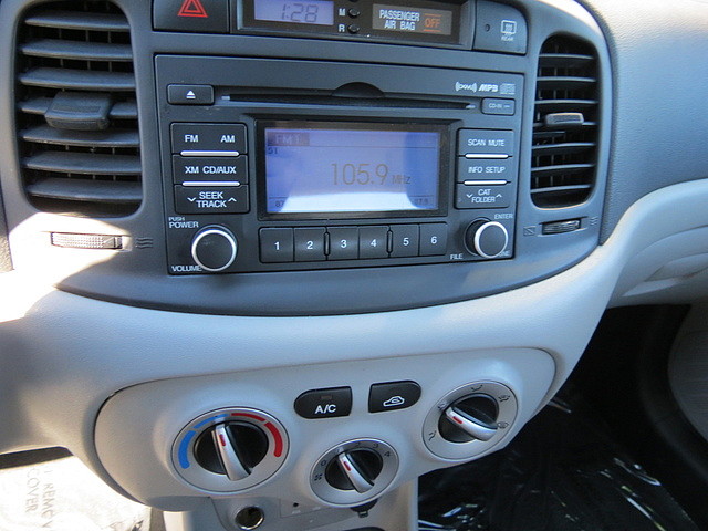 Hyundai Accent 2011 photo 4