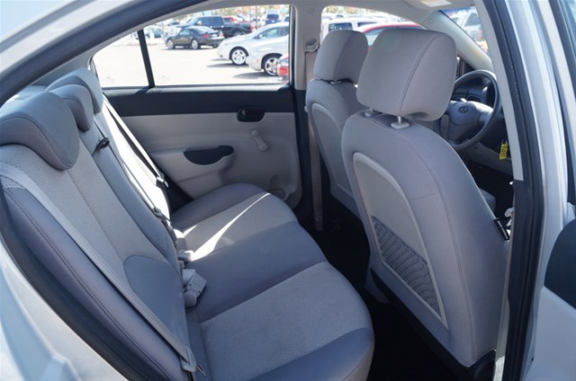 Hyundai Accent 2011 photo 2