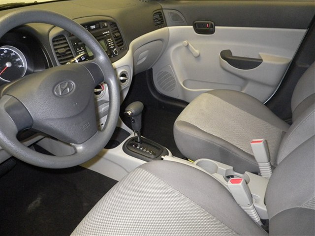 Hyundai Accent 2011 photo 2