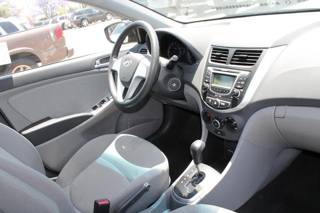 Hyundai Accent 2012 photo 4