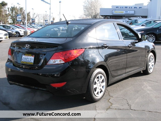 Hyundai Accent 2012 photo 4