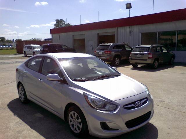 Hyundai Accent 2012 photo 3