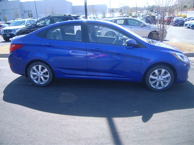 Hyundai Accent 2012 photo 3