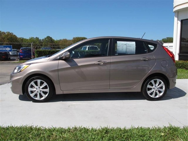 Hyundai Accent 2012 photo 1