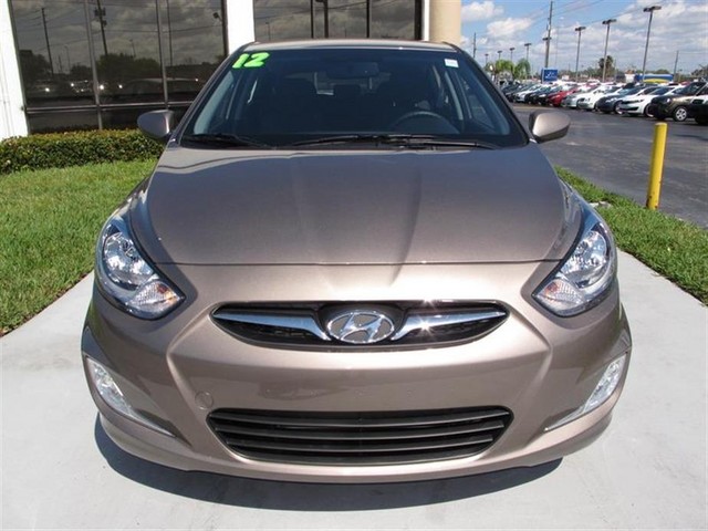 Hyundai Accent 2012 photo 4