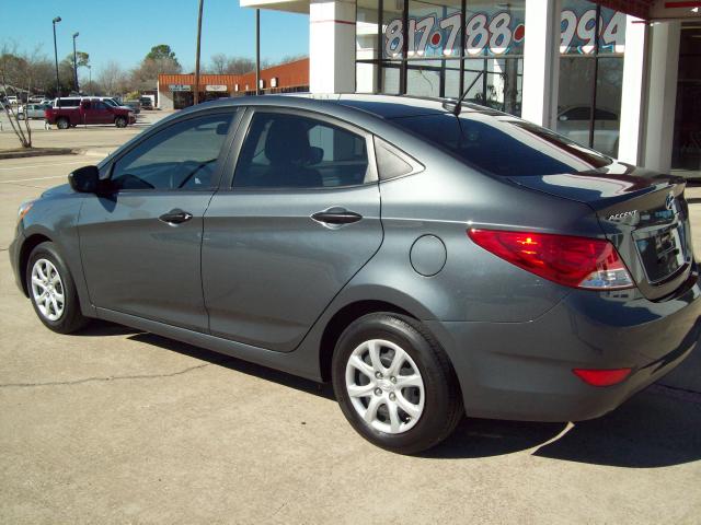 Hyundai Accent 2012 photo 1