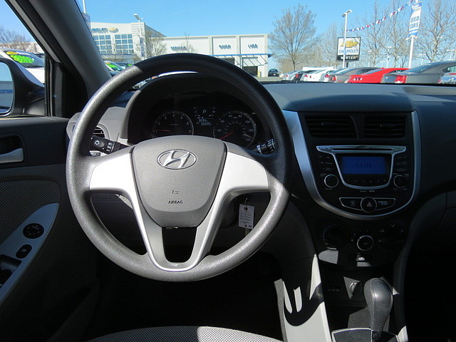 Hyundai Accent 2012 photo 3