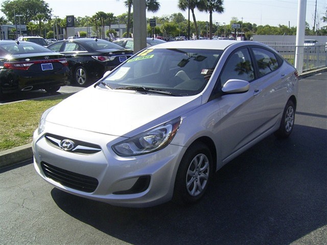 Hyundai Accent 2012 photo 1